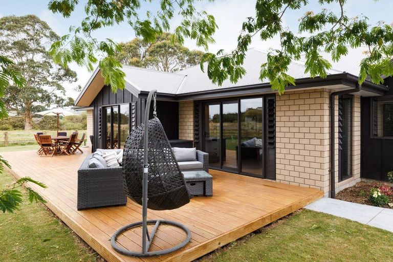 Photo of property in 10 Taumata Rise, Acacia Bay, 3385