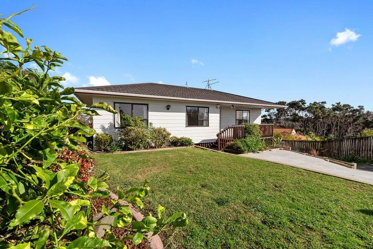Photo of property in 1/13 Exeter Place, Unsworth Heights, Auckland, 0632