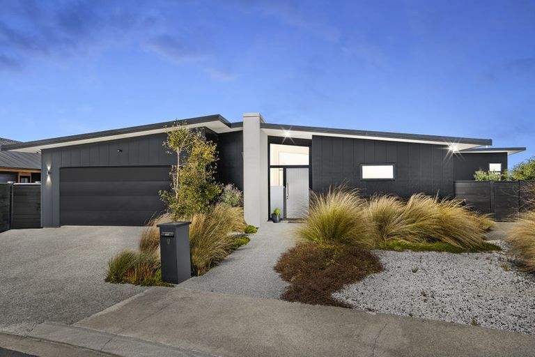 Photo of property in 17 Promontory Crescent, Newlands, Wellington, 6037