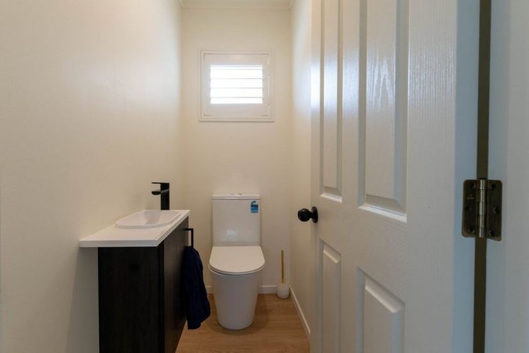 Photo of property in 26 Whiting Grove, West Harbour, Auckland, 0618