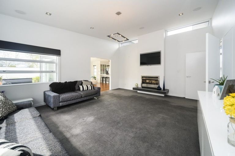 Photo of property in 2 Chestnut Close, Kelvin Grove, Palmerston North, 4414