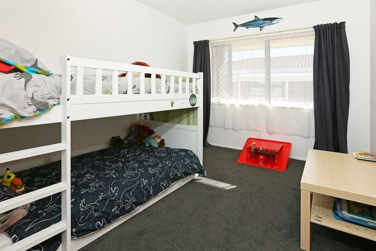 Photo of property in 3/98 Roberts Road, Te Atatu South, Auckland, 0610