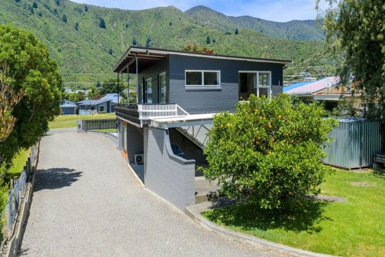 Photo of property in 30 Beach Road, Waikawa, Picton, 7220
