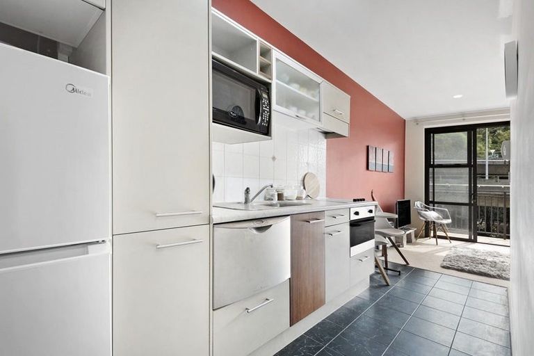 Photo of property in Atrium Towers, 1n/154 The Terrace, Wellington Central, Wellington, 6011