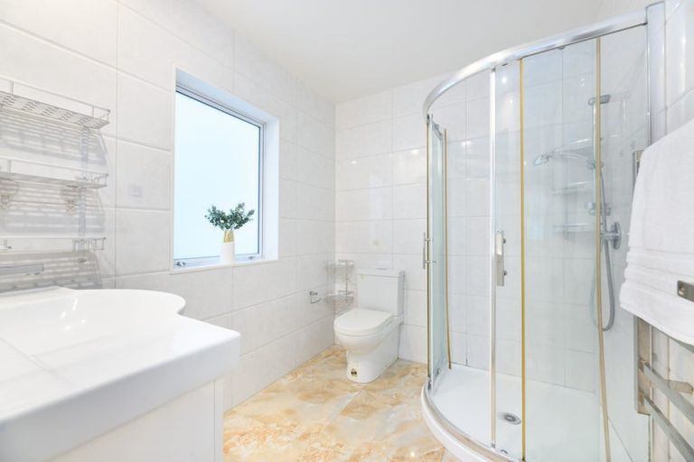 Photo of property in 4 San Casello Rise, Henderson, Auckland, 0612