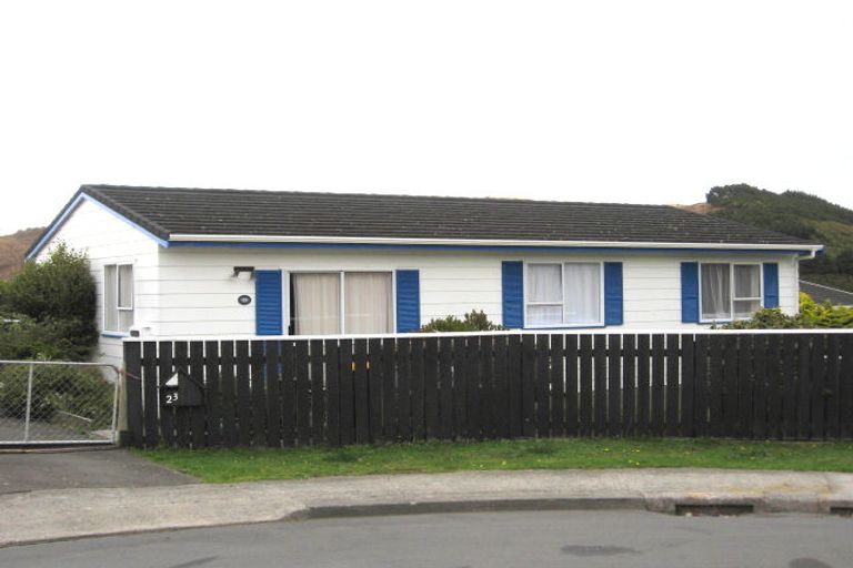 Photo of property in 23 Evesham Place, Newlands, Wellington, 6037