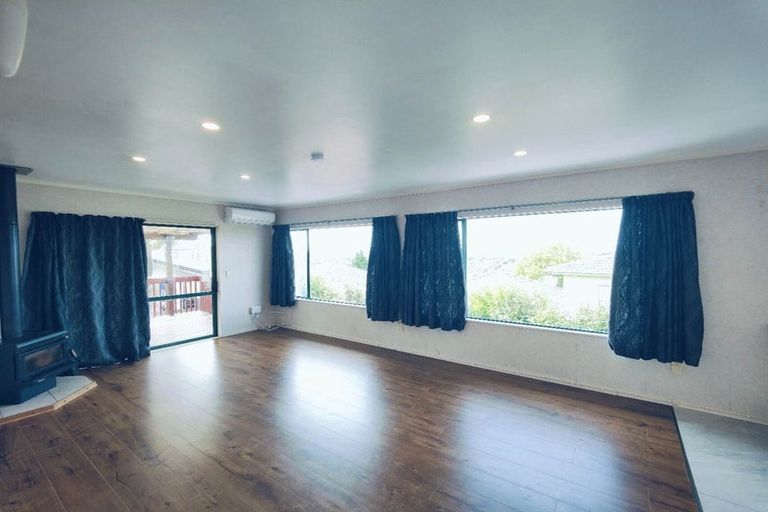 Photo of property in 2/22 Athena Drive, Totara Vale, Auckland, 0629