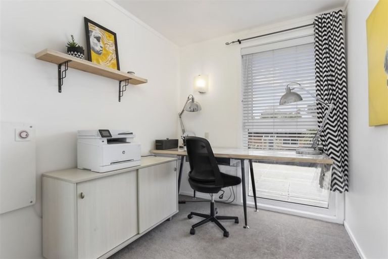 Photo of property in 43 Knightsbridge Drive, Forrest Hill, Auckland, 0620