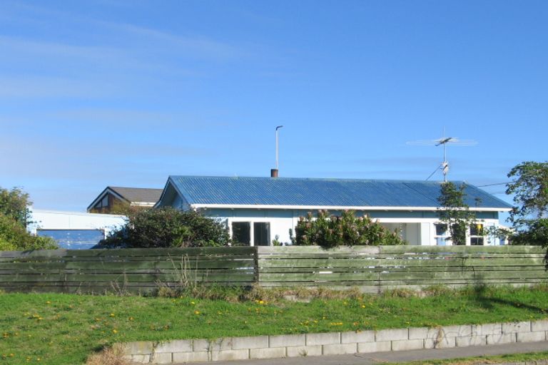 Photo of property in 18 Waimea Road, Waikanae Beach, Waikanae, 5036