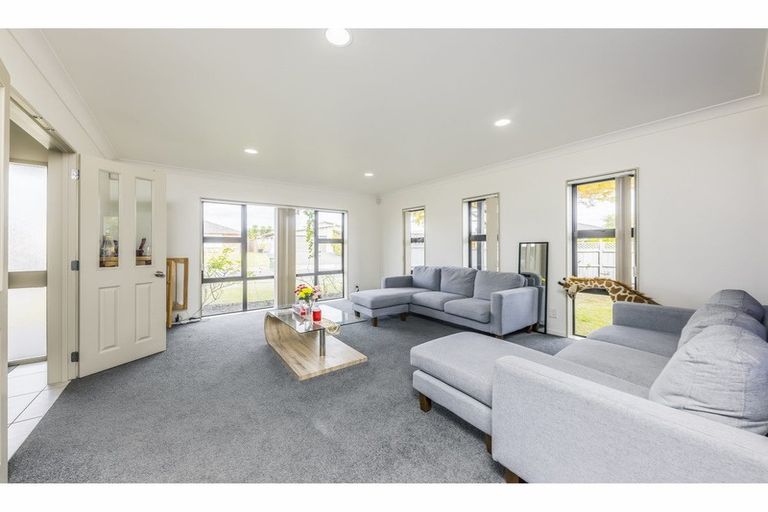 Photo of property in 8 Bellshill Close, Wattle Downs, Auckland, 2103