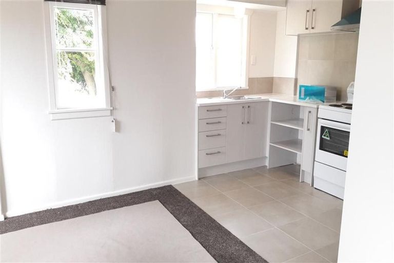 Photo of property in 19 Chivalry Road, Glenfield, Auckland, 0629