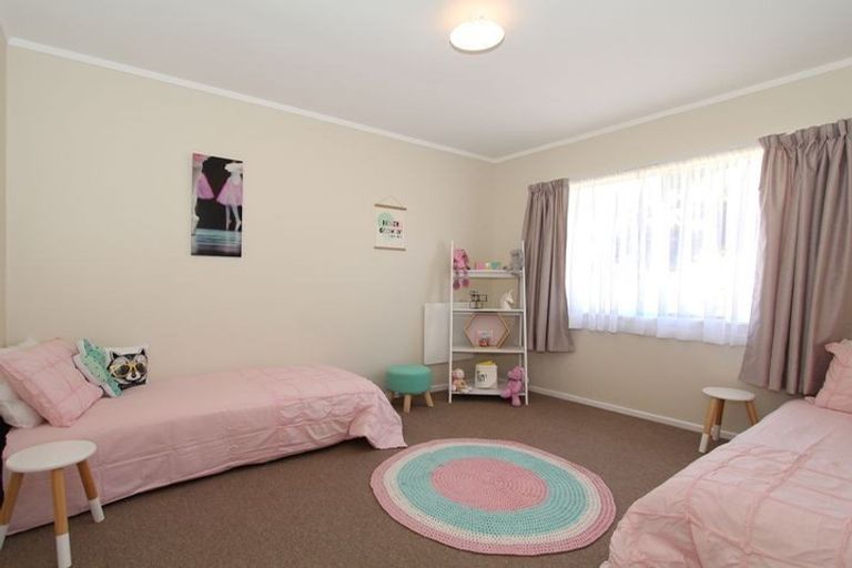 Photo of property in 9 Chetwode Grove, Newlands, Wellington, 6037