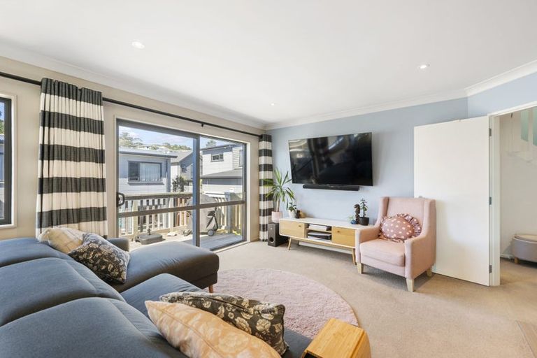 Photo of property in 63 Glanmire Road, Newlands, Wellington, 6037