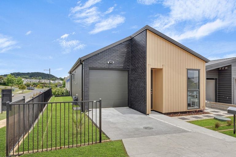 Photo of property in 1 Taukahiwi Road, Pukekohe, 2120