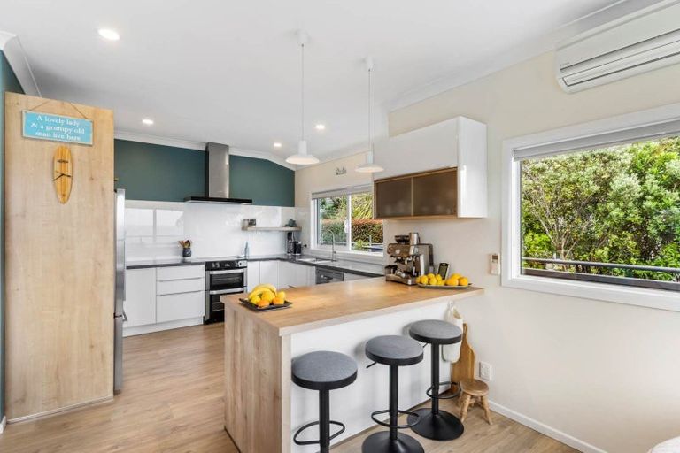 Photo of property in 286 Whangaparaoa Road, Red Beach, 0932