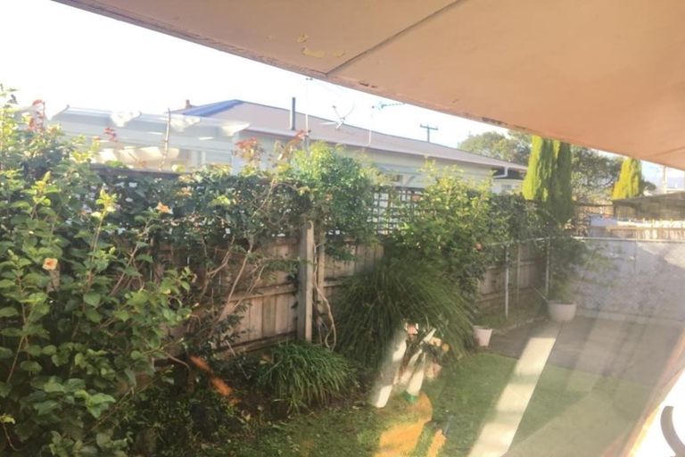 Photo of property in 2/50 Old Lake Road, Narrow Neck, Auckland, 0624