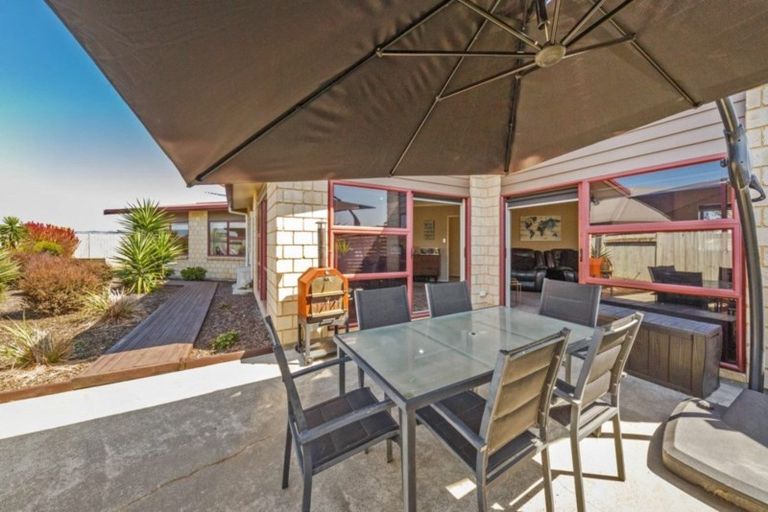 Photo of property in 40 Geneva Terrace, Kelvin Grove, Palmerston North, 4414