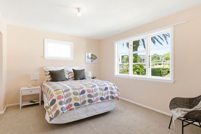 Photo of property in 12 Bracken Road, Newlands, Wellington, 6037