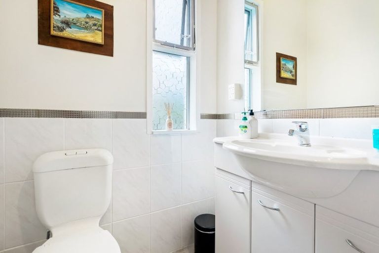 Photo of property in 23 Roberts Road, Matakatia, Whangaparaoa, 0930