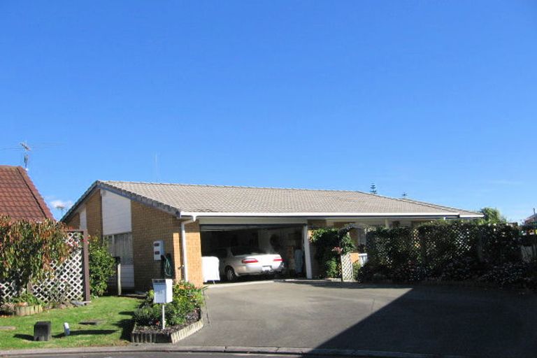 Photo of property in 21 Bosnyak Drive, Te Atatu South, Auckland, 0610