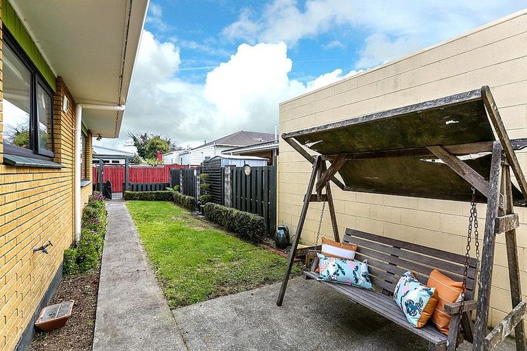 Photo of property in 6 Holsworthy Road, Lower Vogeltown, New Plymouth, 4310