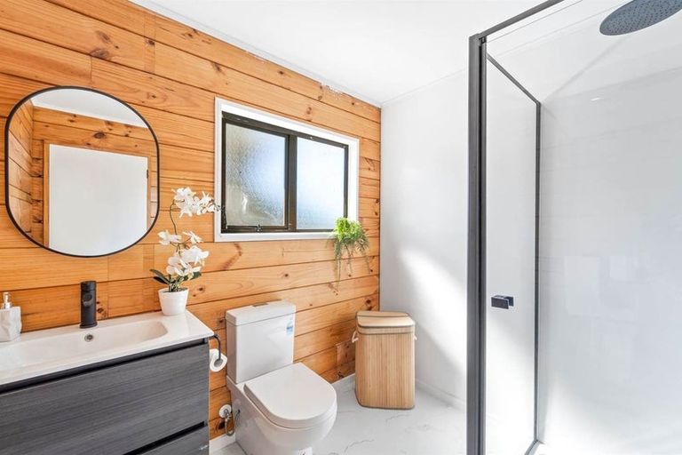 Photo of property in 1/80 Browns Bay Road, Rothesay Bay, Auckland, 0630