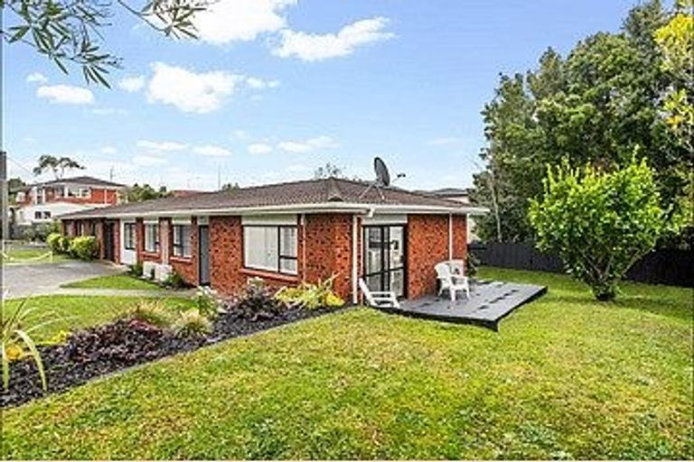 Photo of property in 2/303a Great North Road, Henderson, Auckland, 0612