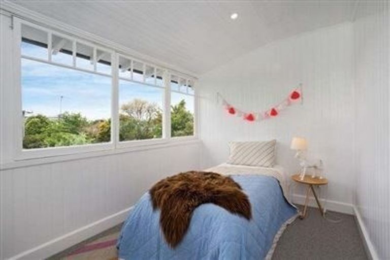 Photo of property in 33 Kotare Street, Fendalton, Christchurch, 8041