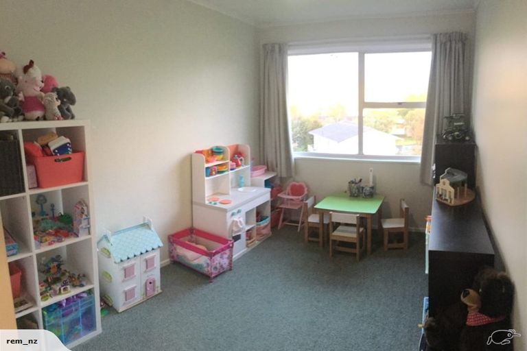 Photo of property in 8 Halcombe Place, Green Bay, Auckland, 0604