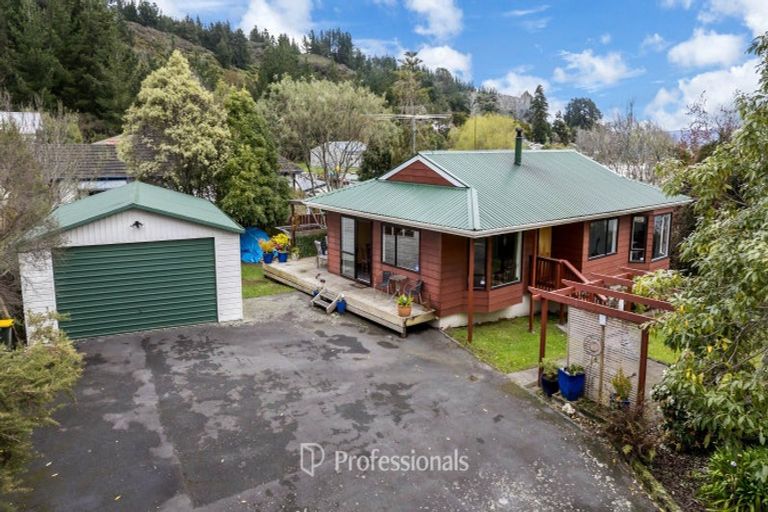 Photo of property in 11 Monarch Grove, Maoribank, Upper Hutt, 5018