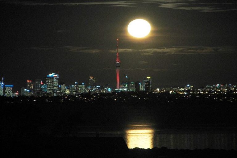 Photo of property in 105 Luckens Road, West Harbour, Auckland, 0618