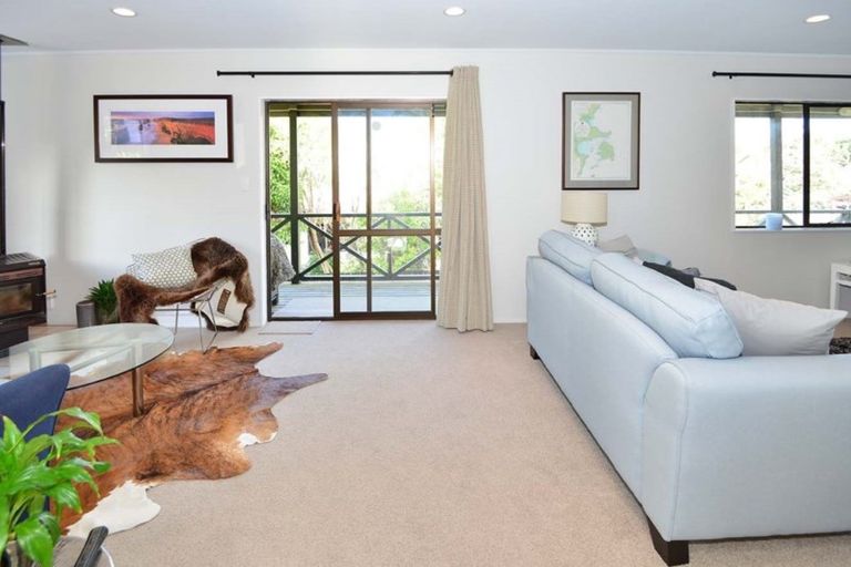 Photo of property in 11 Thalia Place, Totara Vale, Auckland, 0629