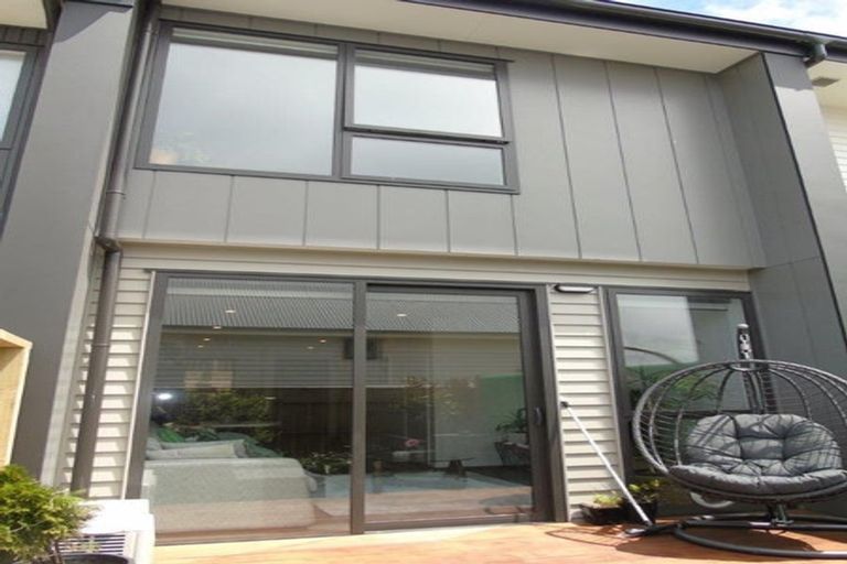 Photo of property in 3/62 Spenmoor Street, Newlands, Wellington, 6037