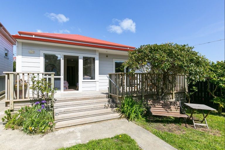 Photo of property in 32 Liffey Street, Island Bay, Wellington, 6023