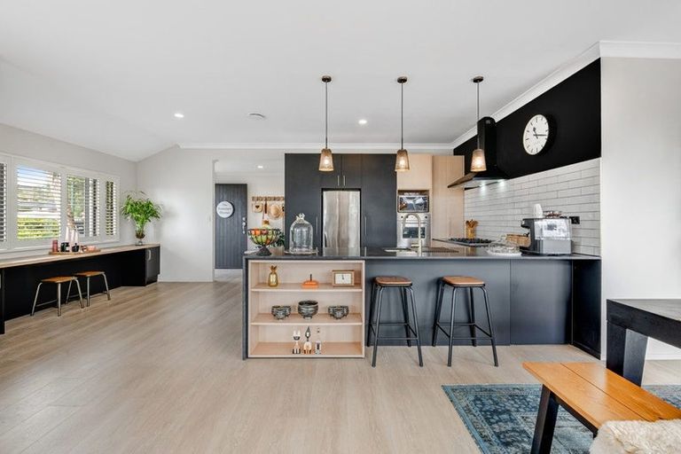 Photo of property in 57 Roberta Crescent, Orewa, 0931