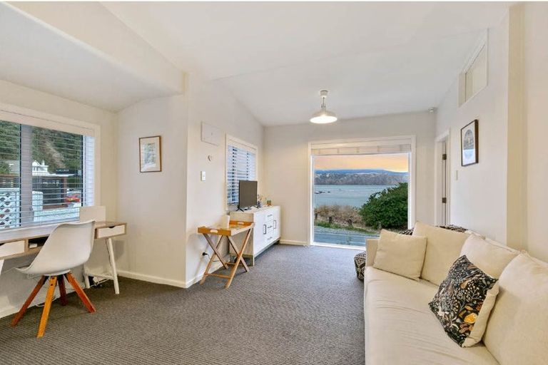 Photo of property in 106 Breaker Bay Road, Breaker Bay, Wellington, 6022