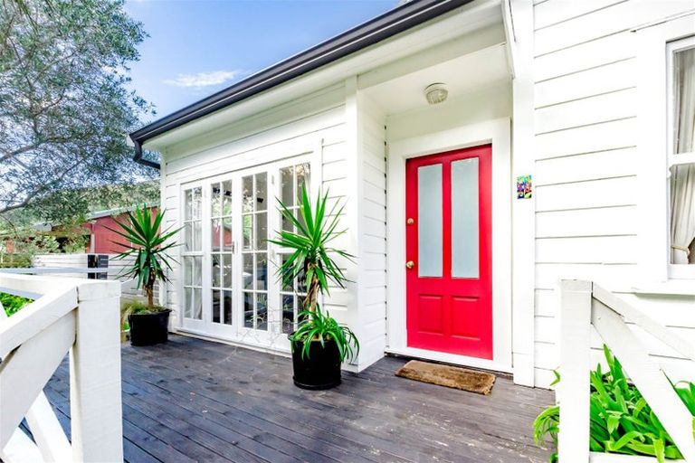 Photo of property in 10 Tilley Road, Paekakariki, 5034