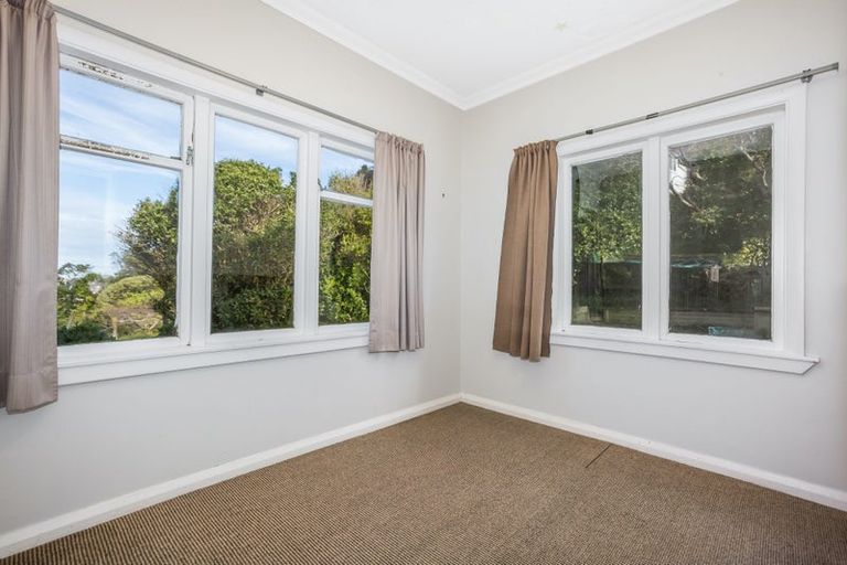 Photo of property in 104 Nicholson Road, Khandallah, Wellington, 6035