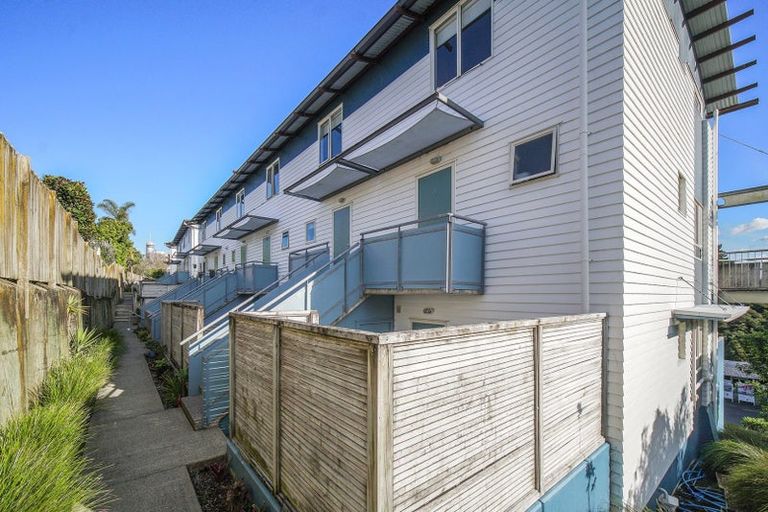 Photo of property in 2a/20 Ian Marwick Place, Birkenhead, Auckland, 0626