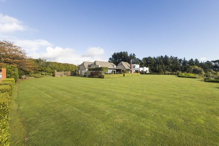 Photo of property in 38 Titirangi Drive, Fitzherbert, Palmerston North, 4471