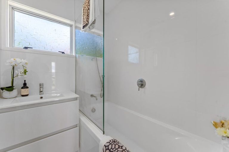 Photo of property in 2/43 Telstar Place, Beach Haven, Auckland, 0626