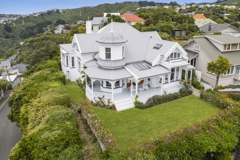 Photo of property in 25 Fairview Crescent, Kelburn, Wellington, 6012