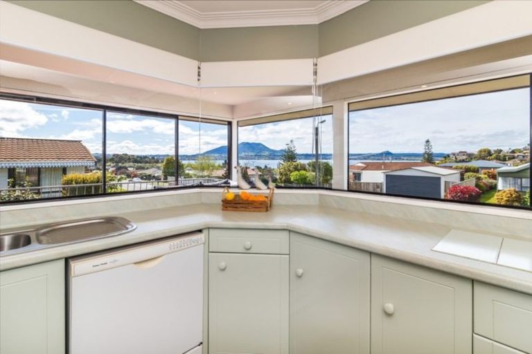 Photo of property in 4 Shera Street, Acacia Bay, Taupo, 3330