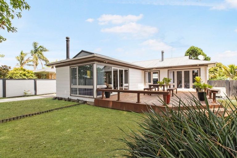 Photo of property in 27 Blanes Road, Weymouth, Auckland, 2103