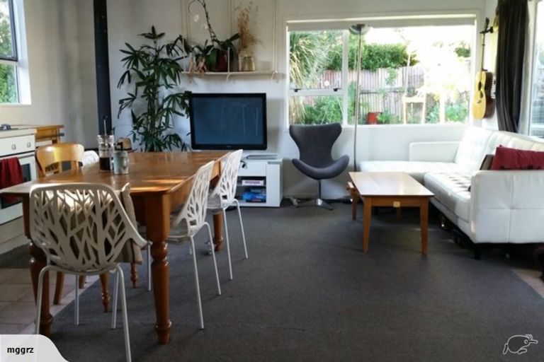 Photo of property in 1/4 Tawa Road, Te Atatu Peninsula, Auckland, 0610