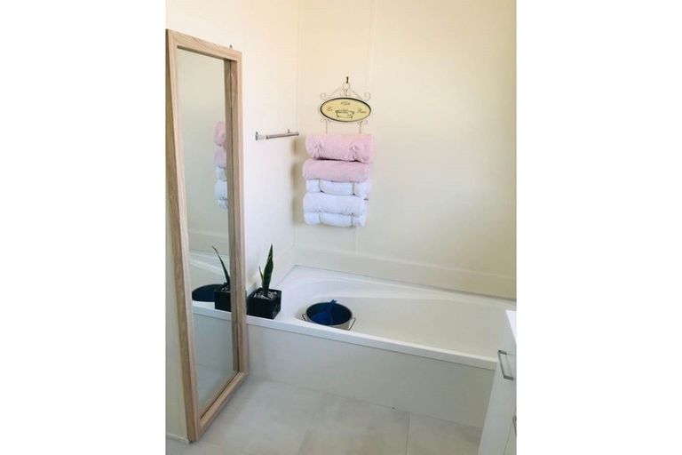 Photo of property in 2/16 Barneys Farm Road, Clendon Park, Auckland, 2103