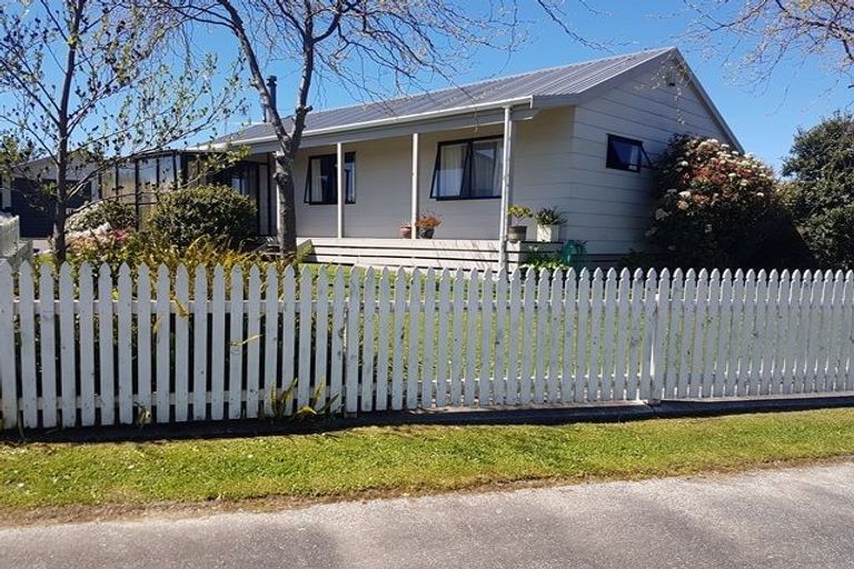 Photo of property in 14 Gladys Place, Kelvin Grove, Palmerston North, 4414