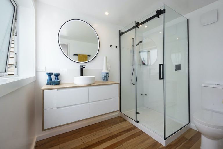 Photo of property in 15 Piha Road, Piha, New Lynn, 0772