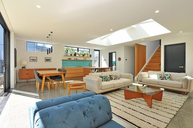 Photo of property in 12 Helen Street, Brooklyn, Wellington, 6021