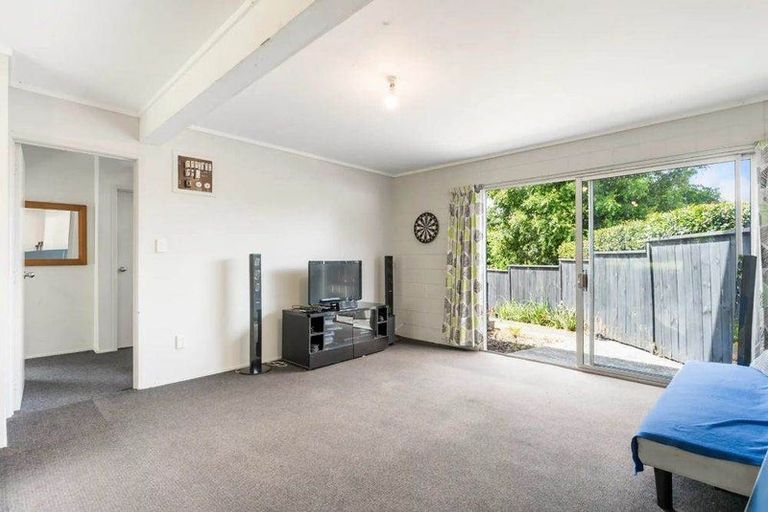 Photo of property in 2/29 Sealy Road, Torbay, Auckland, 0630